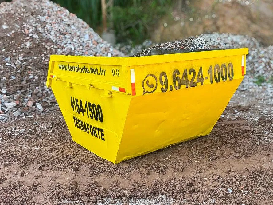 Caçamba para retirada de entulho no Residencial Aldeia da Serra